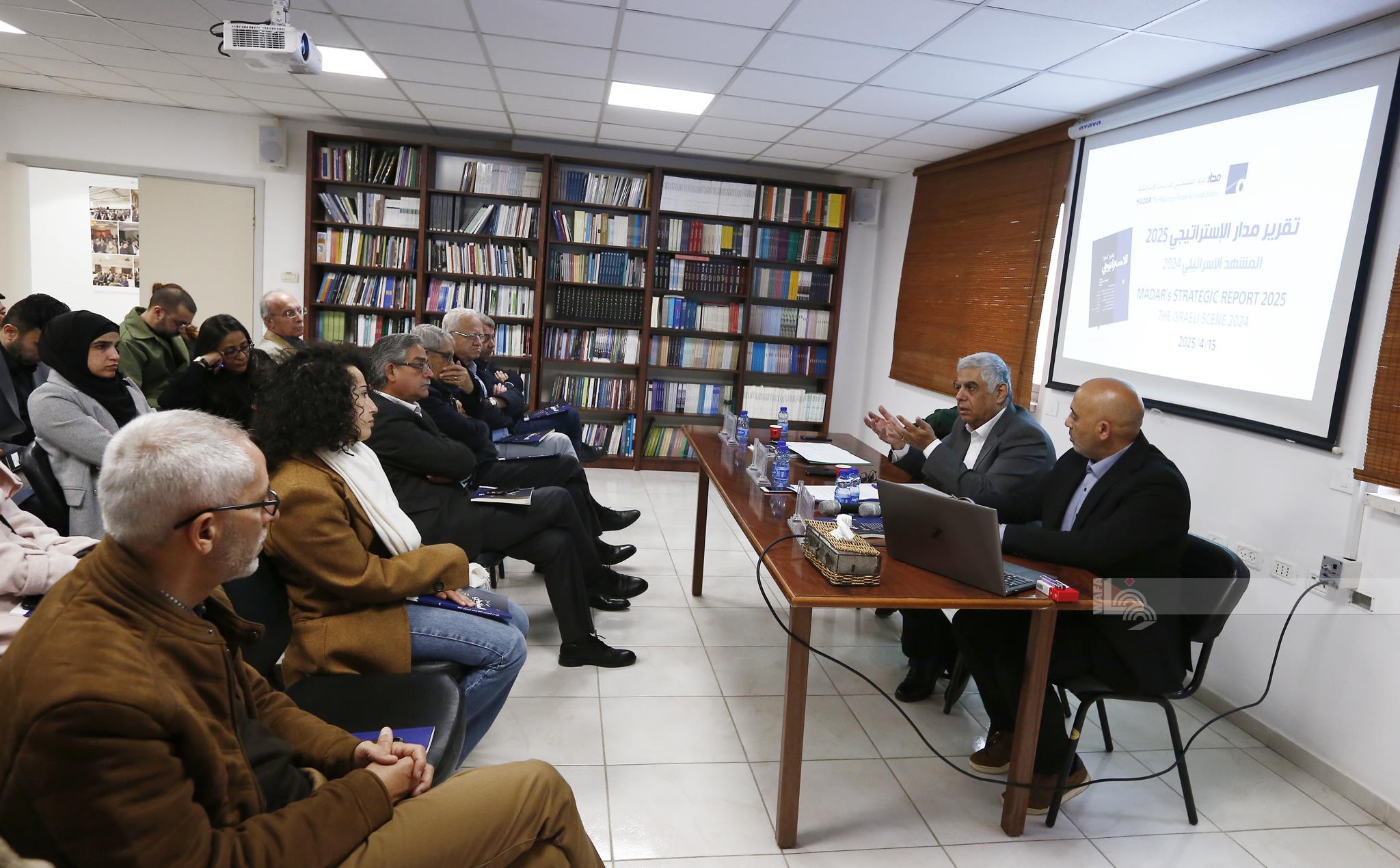 جانب من إطلاق مركز "مدار" تقريره الإستراتيجي السنوي في مقر المركز برام الله (تصوير: بهاء نصر/وفا)